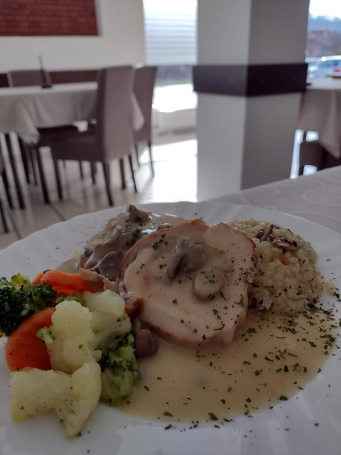 Zlatni San Hotel บันยา โควิลยาชา ภายนอก รูปภาพ