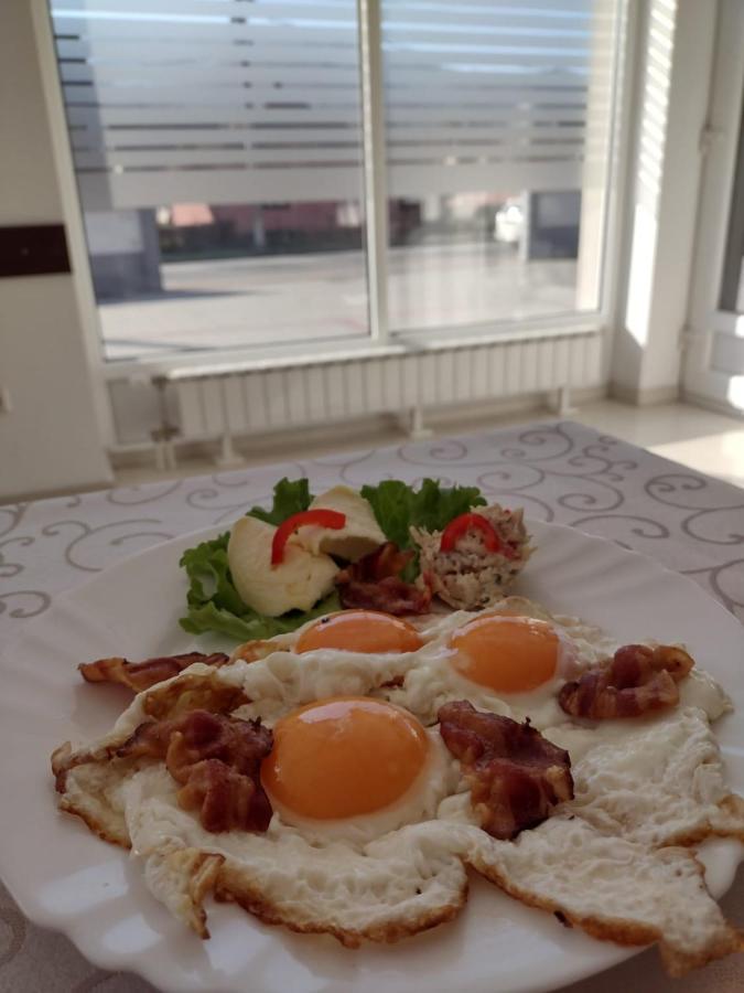 Zlatni San Hotel บันยา โควิลยาชา ภายนอก รูปภาพ